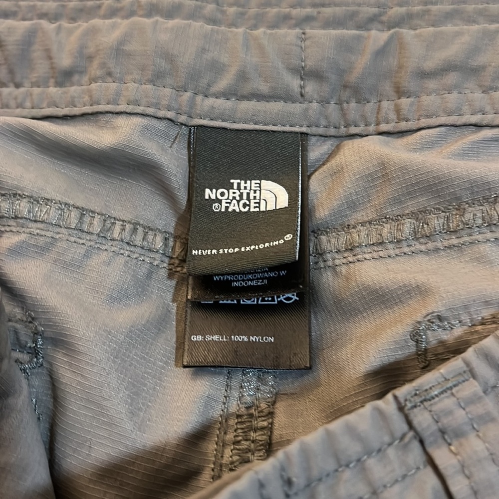 The North Face Lightweight Gray Cargo  Roll Up Into Capris Pants Size  4 - Picture 5 of 10